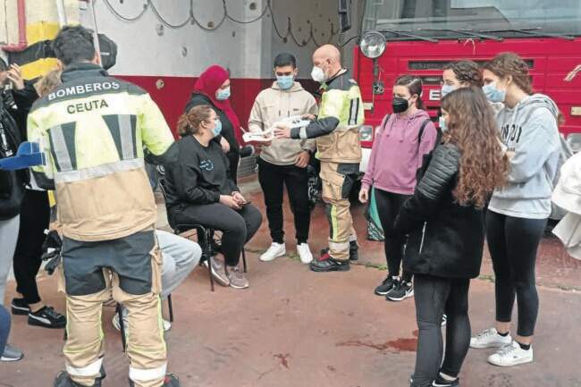 Estudiantes de Enfermería aprenden a actuar en casos de accidentes de tráfico