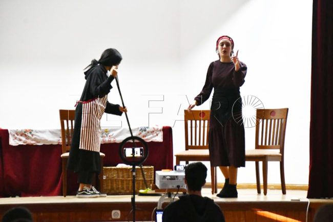 Alumnas del ‘Camoens’ conmemoran el 8M con ‘La Casa de Bernarda Alba’