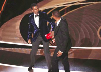 Hollywood (United States), 27/03/2022.- US actor Will Smith (R) swings at US actor Chris Rock during the 94th annual Academy Awards ceremony at the Dolby Theatre in Hollywood, Los Angeles, California, USA, 27 March 2022. The Oscars are presented for outstanding individual or collective efforts in filmmaking in 24 categories. (Estados Unidos) EFE/EPA/ETIENNE LAURENT