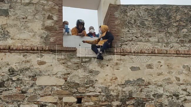 Rescatado un joven, a riesgo de precipitarse desde las Murallas Reales