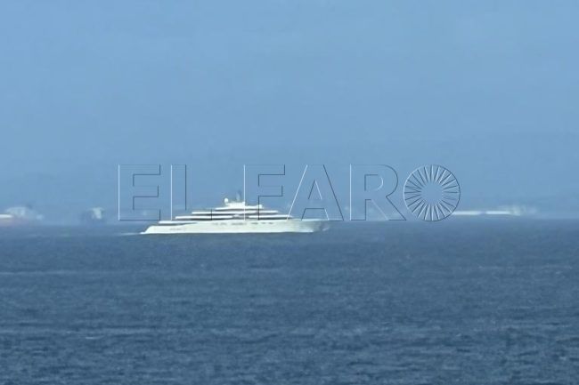 El Faro - El megayate de Abramovich, visto a su paso por Ceuta en busca de puerto