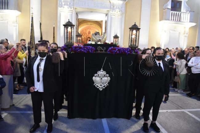 El Cristo Yacente en andas y la Soledad con costaleros cierran el Viernes Santo