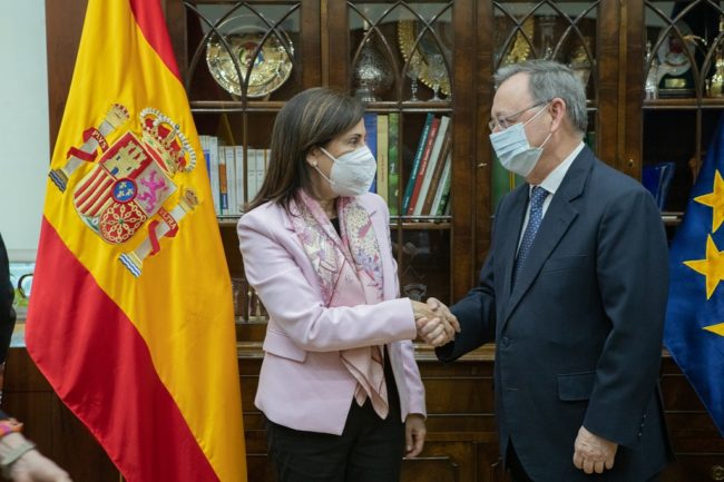 Vivas trata con Defensa ampliar plantillas y rehabilitar viviendas militares