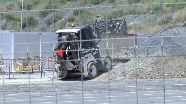 Trabajos de asfaltado en la explanada de Loma Colmenar para las autoescuelas