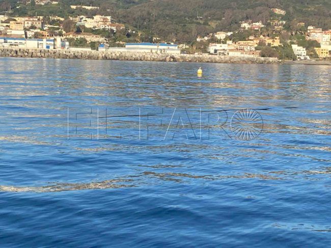 La costa del Monte Hacho y la desaladora, todavía con bandera negra