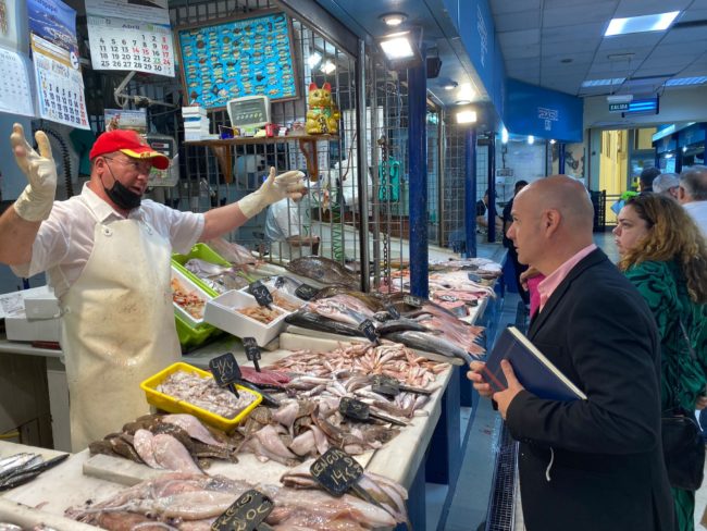 Gutiérrez visita el Mercado Central para mostrar apoyo a los comerciantes