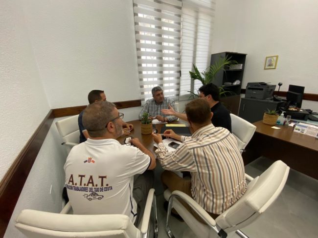 Yamal Dris atiende a las necesidades y planteamientos de los taxistas