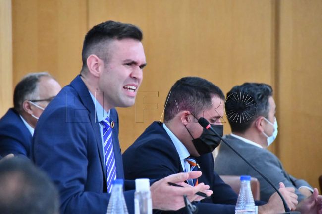 Espectáculo de Vox: Verdejo insulta “bufón, imbécil e impresentable” a Dris