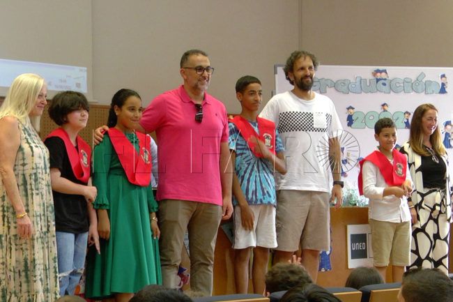Un minuto de silencio por Raju, los alumnos de Primaria del ‘Andrés Manjón’ lo recuerdan en su graduación