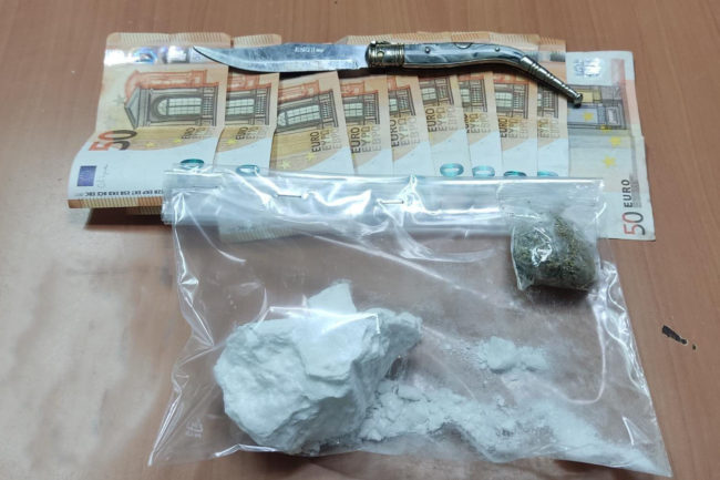 La Policía Nacional detiene a dos personas con cocaína y dinero