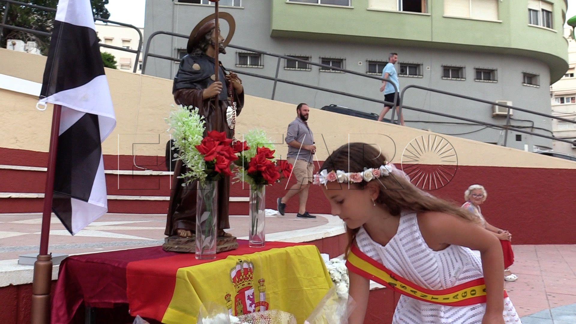 niña-ramo-flores-ofrenda-santiago