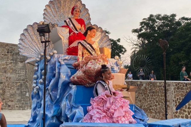 Flores, abanicos y castañuelas, además de Disney, para adornar las carrozas de las Reinas