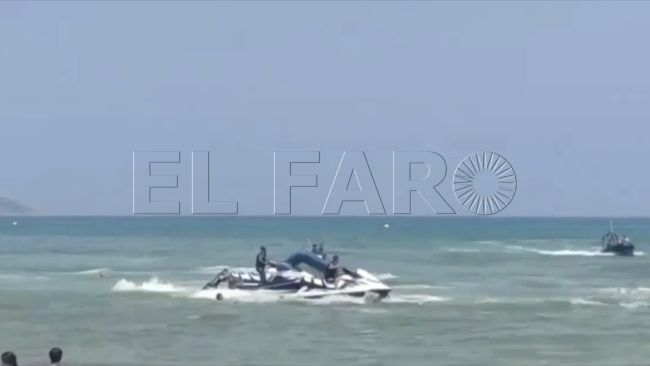 Así intentan sacar en moto de agua a inmigrantes en Castillejos