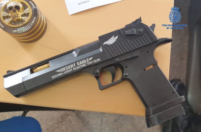 Intervenida una pistola simulada en un control policial en Los Rosales