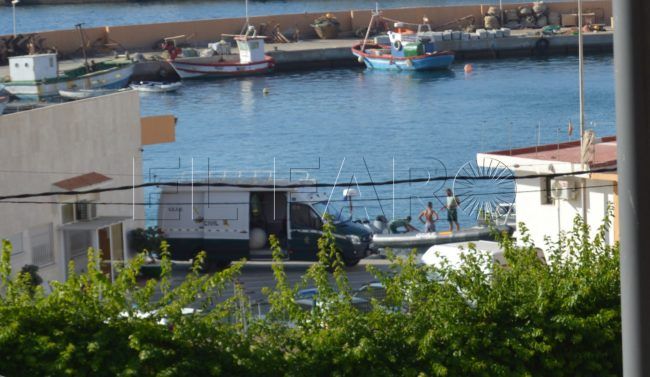 Dos pilotos de motos de agua cuelan a un par de inmigrantes y se fugan