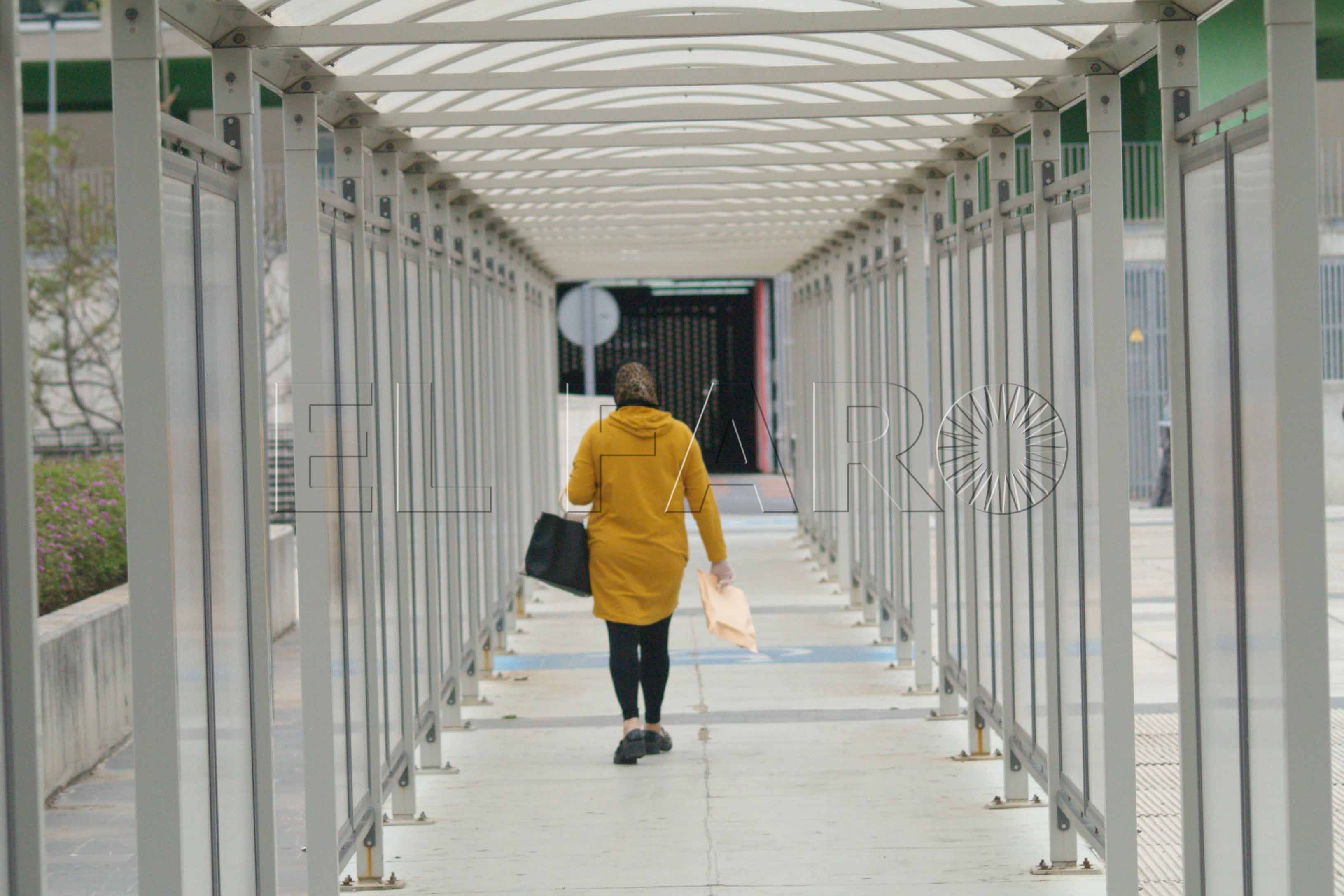 hospital-mujer-andando