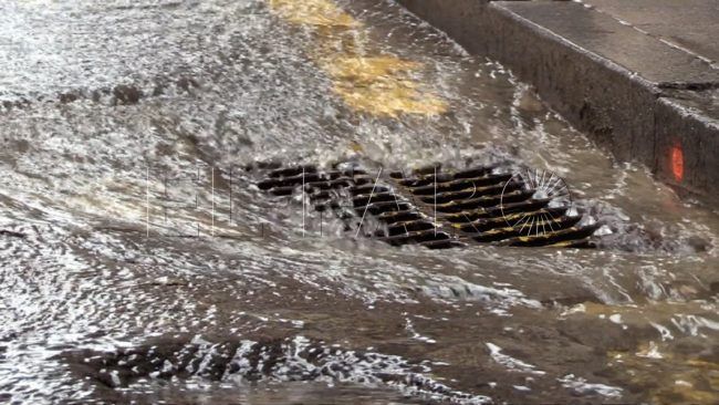 Una tubería rota en las obras de Pedro de Meneses provoca una importante fuga de agua