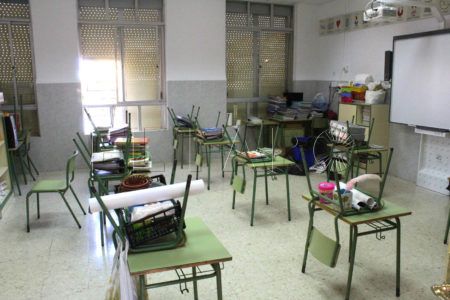 colegio-aula-vacia-mochila