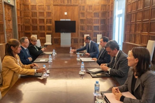 El Faro - Vivas aborda con Albares la implantación de la aduana comercial