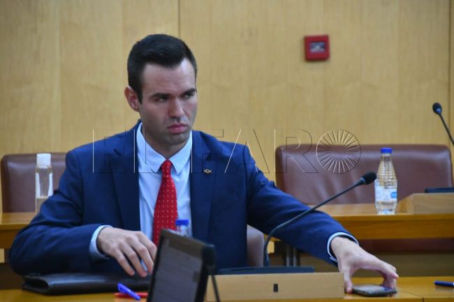 Vox acude por primera vez y vota contra el PP en el Consejo de Procesa