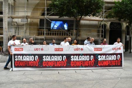 ccoo-ugt-concentracion-edificio-trujillo-007