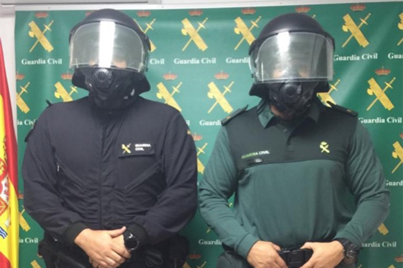 La Guardia Civil recibe 125 cascos y máscaras antigás para la valla