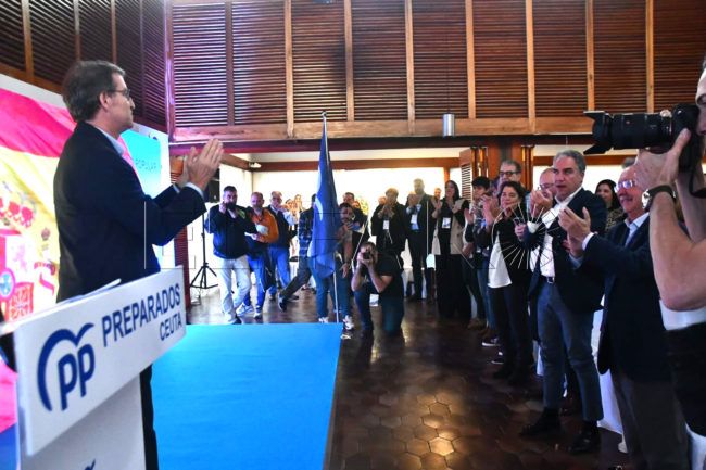 Feijóo, un “alumno más” del “profesor” Vivas, orgulloso del Congreso