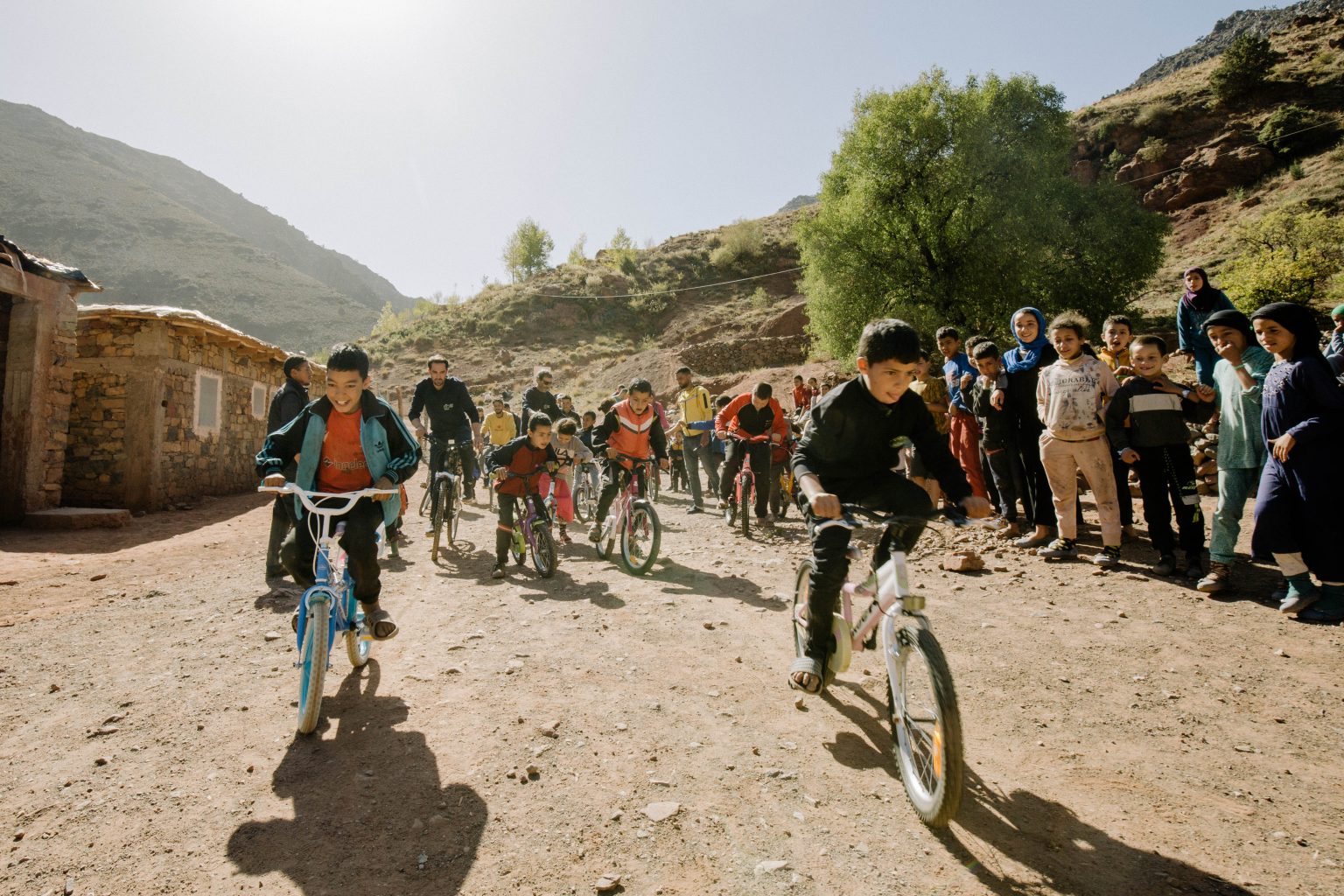 Felicidad sobre ruedas: Alberto Contador dona 35 bicicletas a niños del Alto Atlas