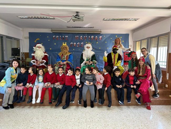 Papá Noel y los Reyes Magos se unen para visitar el ‘Rosalía de Castro’