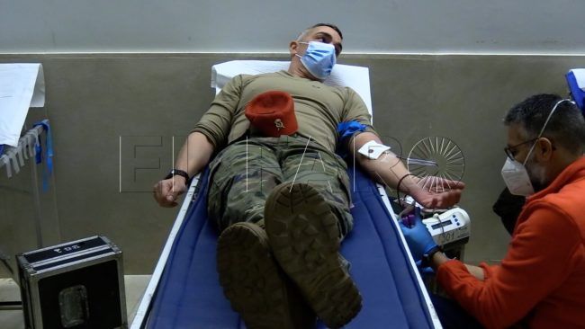 Los militares protagonizan el inicio de otra campaña de donación de sangre