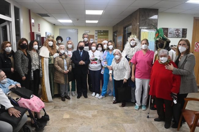 Los Reyes Magos visitan las residencias de ancianos de Ceuta