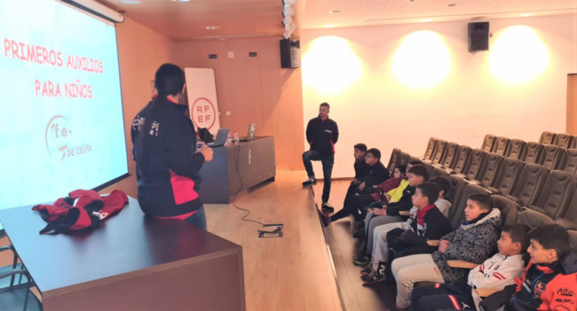 La RFFCE y el SEPE inician un taller para seguridad de los jugadores