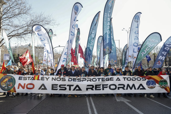 Policías y guardias civiles se manifiestan contra la reforma de la Ley Mordaza
