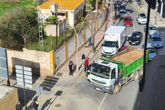 Un motorista herido tras chocar con un camión cerca del cuartel de la Guardia Civil