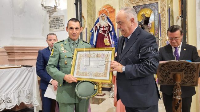 ‘El Encuentro’ presenta su cartel y nombra Hermano Distinguido al coronel de la Legión