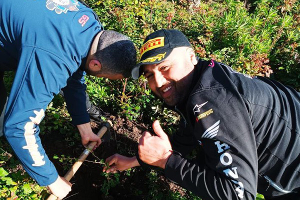 Los moteros ceutíes reforestan el Monte de Aranguren en familia