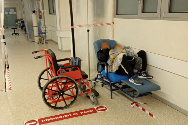 Un niño autista en Urgencias del Hospital: horas de espera durmiendo en el pasillo