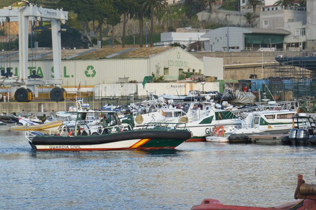 La Guardia Civil detiene a dos menores con unas piraguas robadas