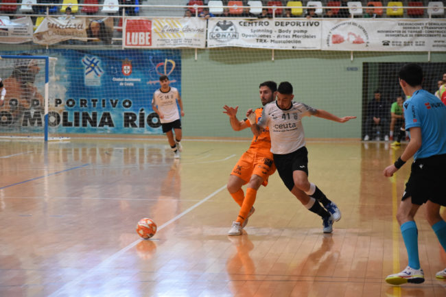 El Ceutí sufre pero gana en casa ante el Burela (4-3)