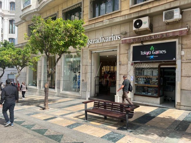 UGT exige reubicar a los 8 trabajadores despedidos en Stradivarius