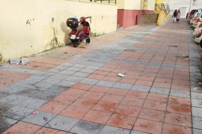 Basura, cristales rotos y excrementos a la entrada del colegio