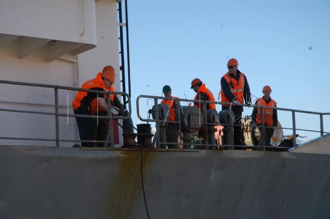 La UE «está al corriente» de transbordos prohibidos de crudo ruso «cerca de Ceuta»
