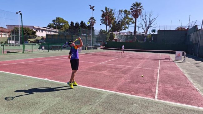 El torneo de tenis Kareena Electronics, en marcha con 63 jugadores en liza