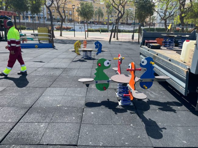 Zonas de sombra y más asientos para los parques infantiles