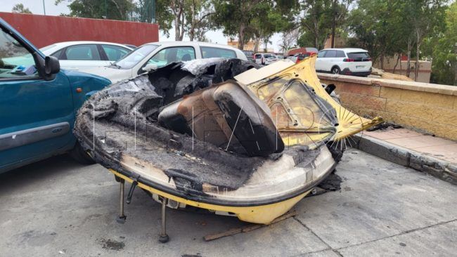 La lancha quemada en el Príncipe se asienta, dos meses formando parte del mobiliario urbano