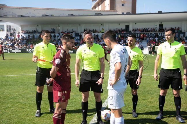 El Faro - Sancionado sin entrar a un estadio por escupir al árbitro del Ceuta-Badajoz