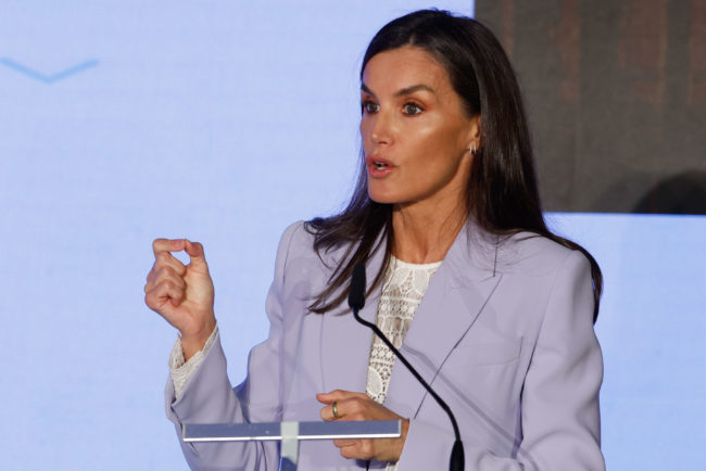 La Reina Letizia luce traje del sastre de moda con el ceutí Basilio García Copín