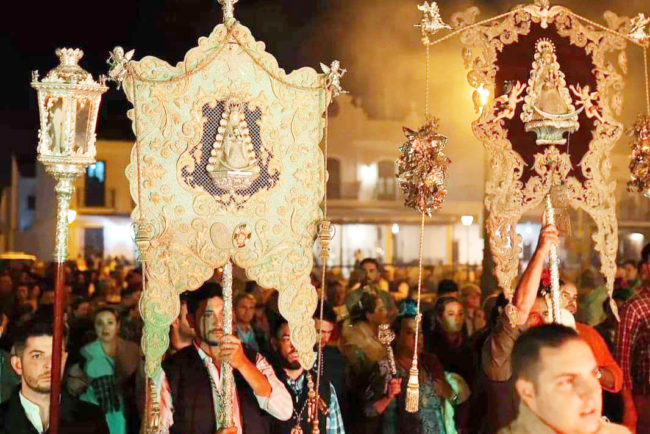 La Hermandad del Rocío participa en el Rosario y procesión de la Blanca Paloma