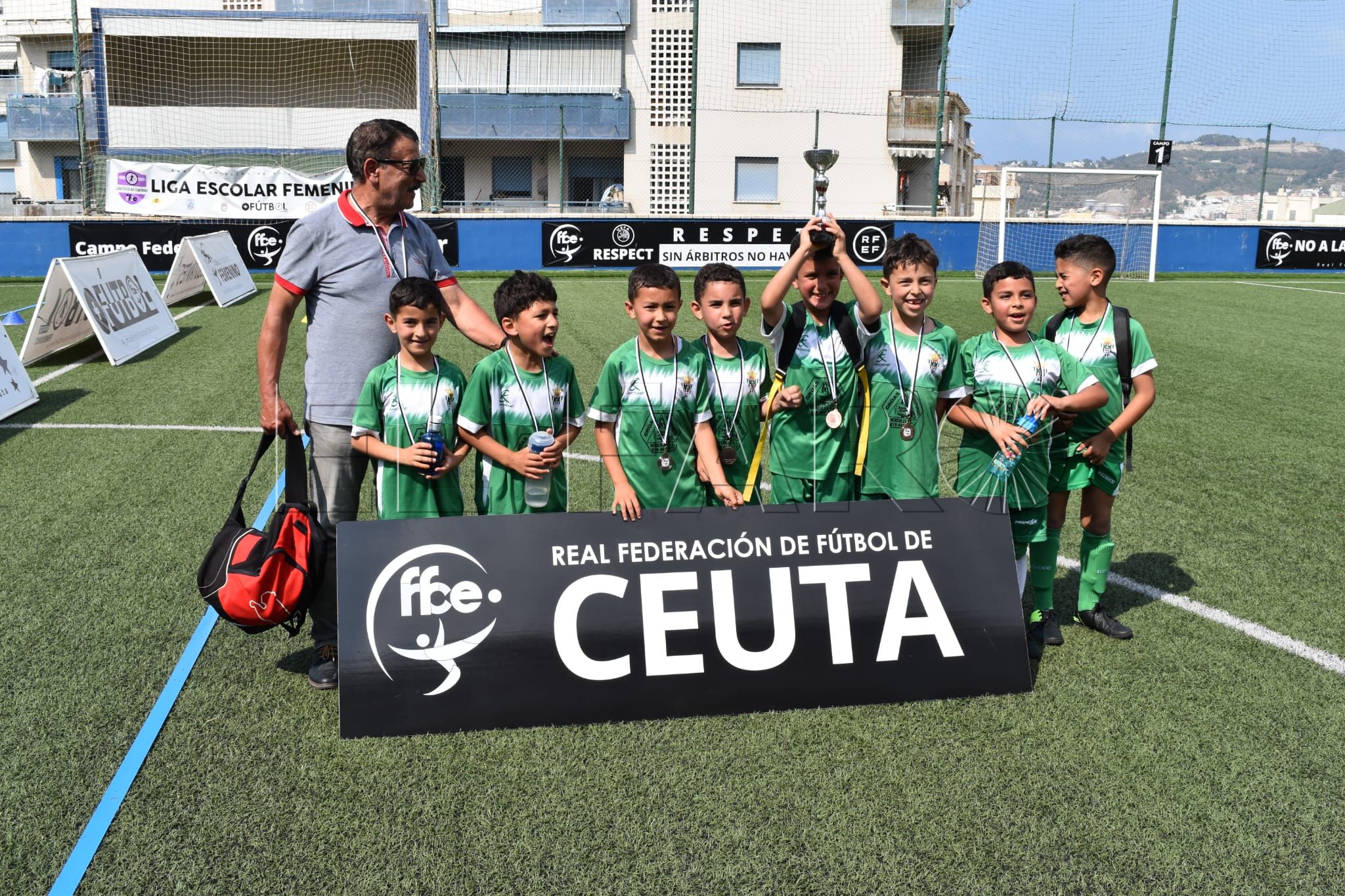 La RFFCE reparte las medallas y trofeos a los prebenjamines
