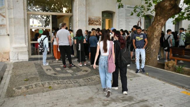 Los estudiantes critican la dificultad del examen de Matemáticas II de la PEvAU